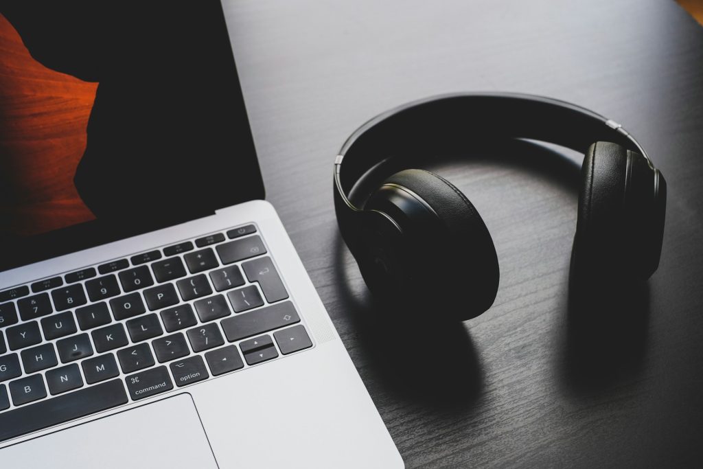 Bluetooth Headphones – The Perfect Companion for Travel and Daily Life
